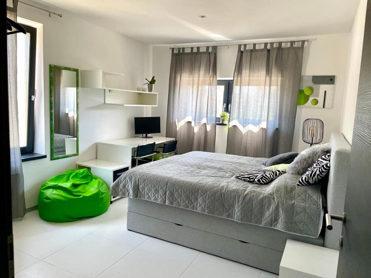 Mega Apartamento Prvacina Exterior foto