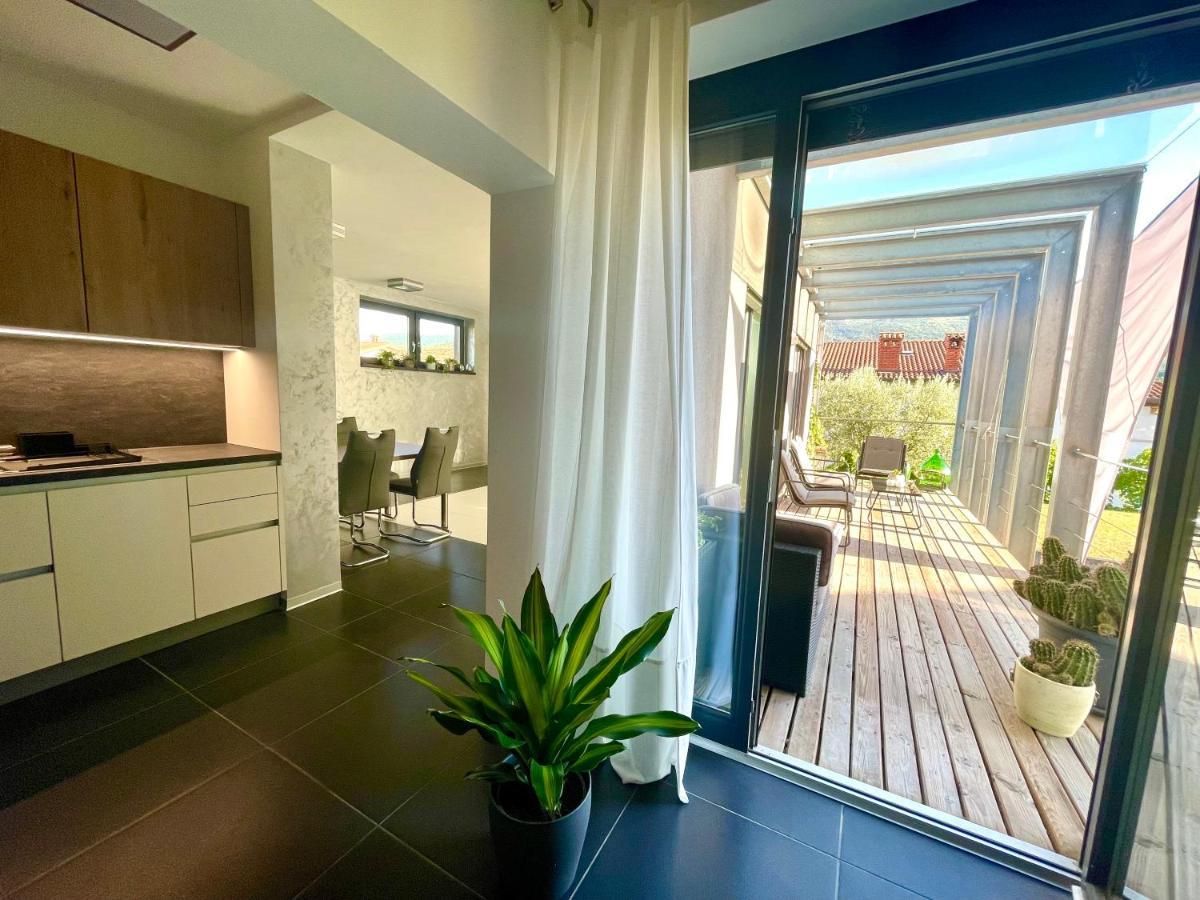 Mega Apartamento Prvacina Exterior foto