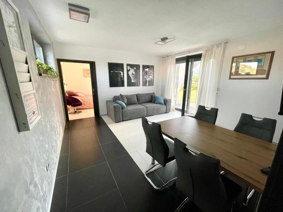 Mega Apartamento Prvacina Exterior foto